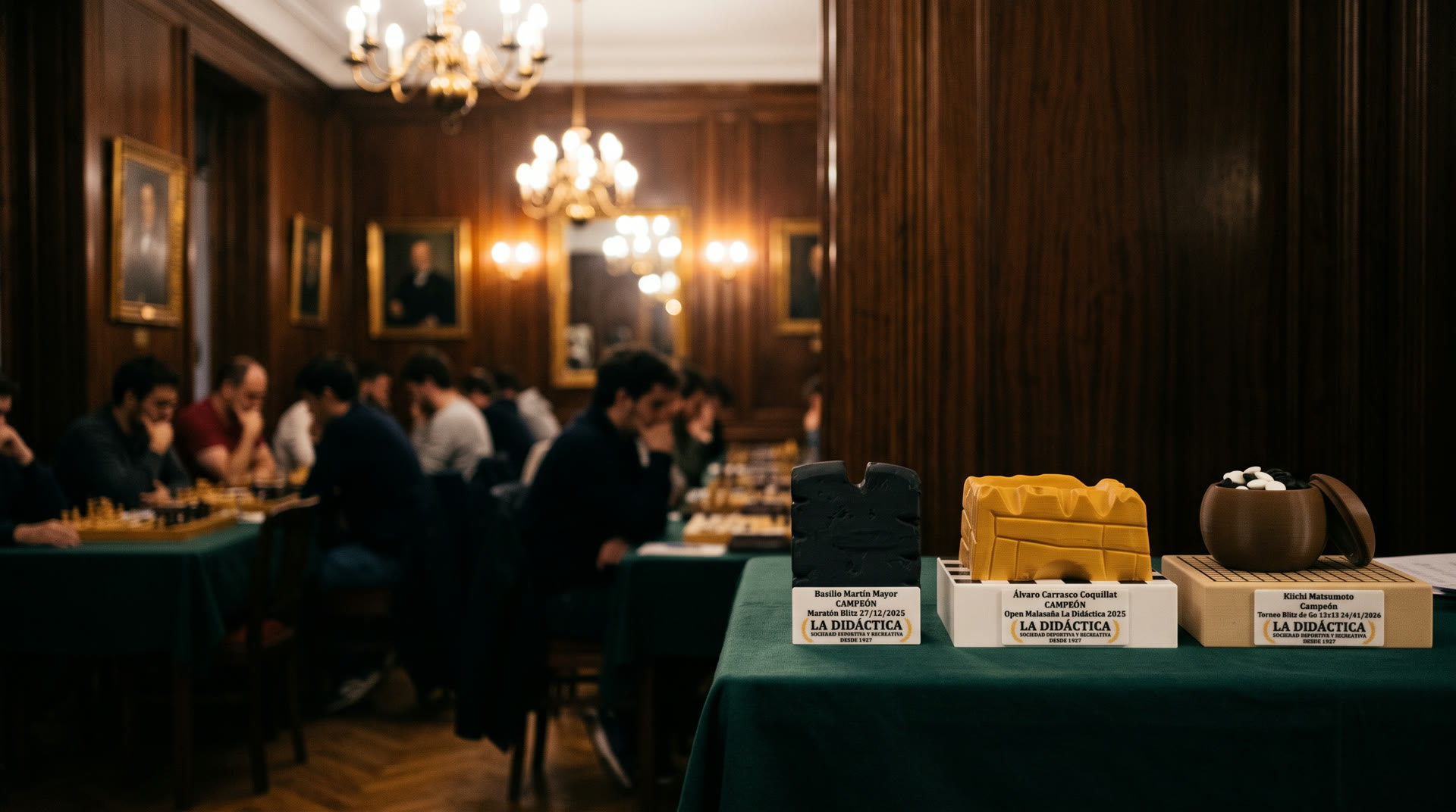 Trofeos impresos en 3D para los torneos de ajedrez y go de La Didáctica, en la mesa de premios del club