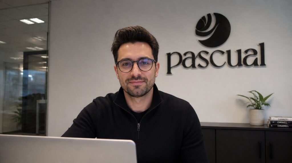 Logotipo de Pascual en relieve 3D en la pared