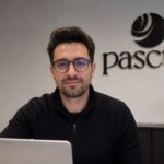 Logotipo de Pascual en relieve 3D en la pared