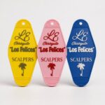 Llaveros estilo hotel en amarillo, rosa y azul, foto de estudio