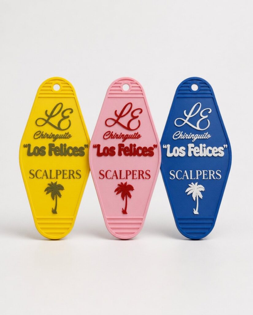 Llaveros estilo hotel en amarillo, rosa y azul, foto de estudio