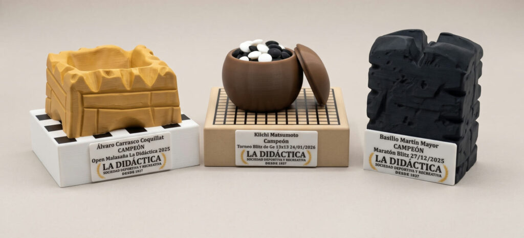 Trofeos impresos en 3D para los torneos de ajedrez y go de La Didáctica, foto de estudio